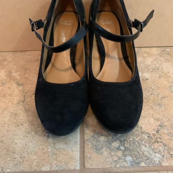 Women Black Suede Clarks shoes, preowned - Picture 6 of 6